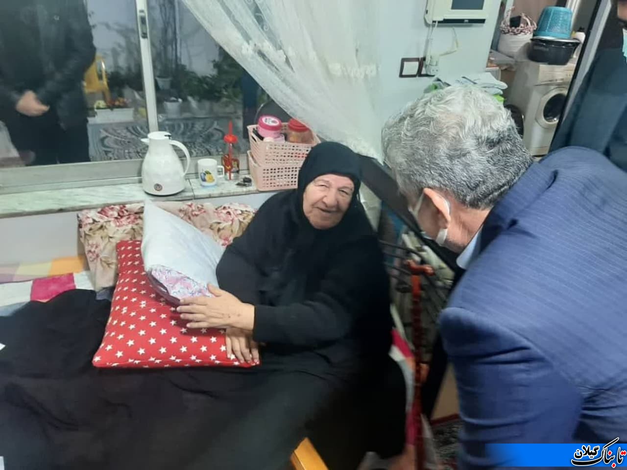 دیدار استاندار گیلان با پدر و مادر شهیدان لاهوتی در کومله لنگرود