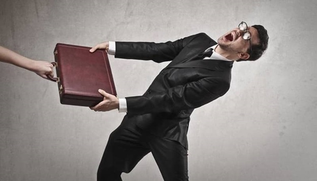 ۷ عملی که بایستی بعد از مورد سرقت واقعشدن در سفر انجام دهید. سرقت کیف